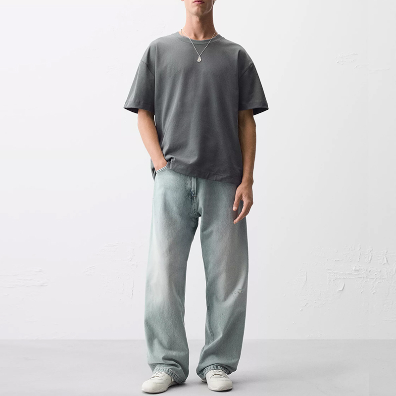 our t-shirt men collection at hongfeng provides versatile designs for any casual occasion.